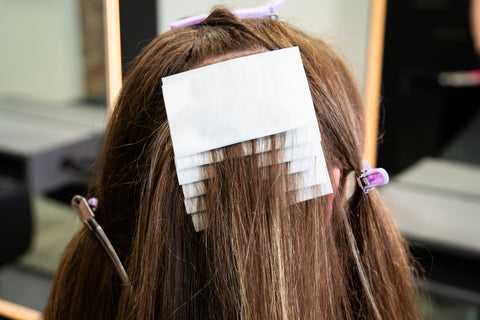 Root foils aangebracht in het haar